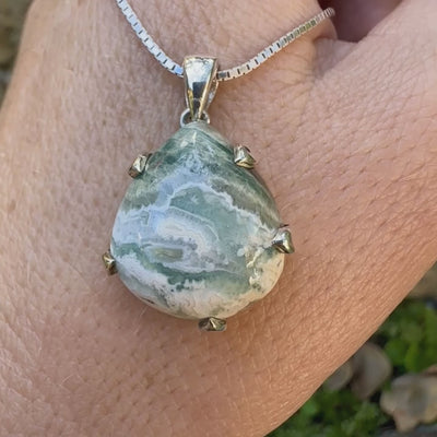 Pendentif pour femme en argent massif sertie d'un cabochon de jaspe océan de couleur nuancée de kaki et crème. Pierre opaque taillée en forme de goutte. Bijou unique par Orchajewelry
