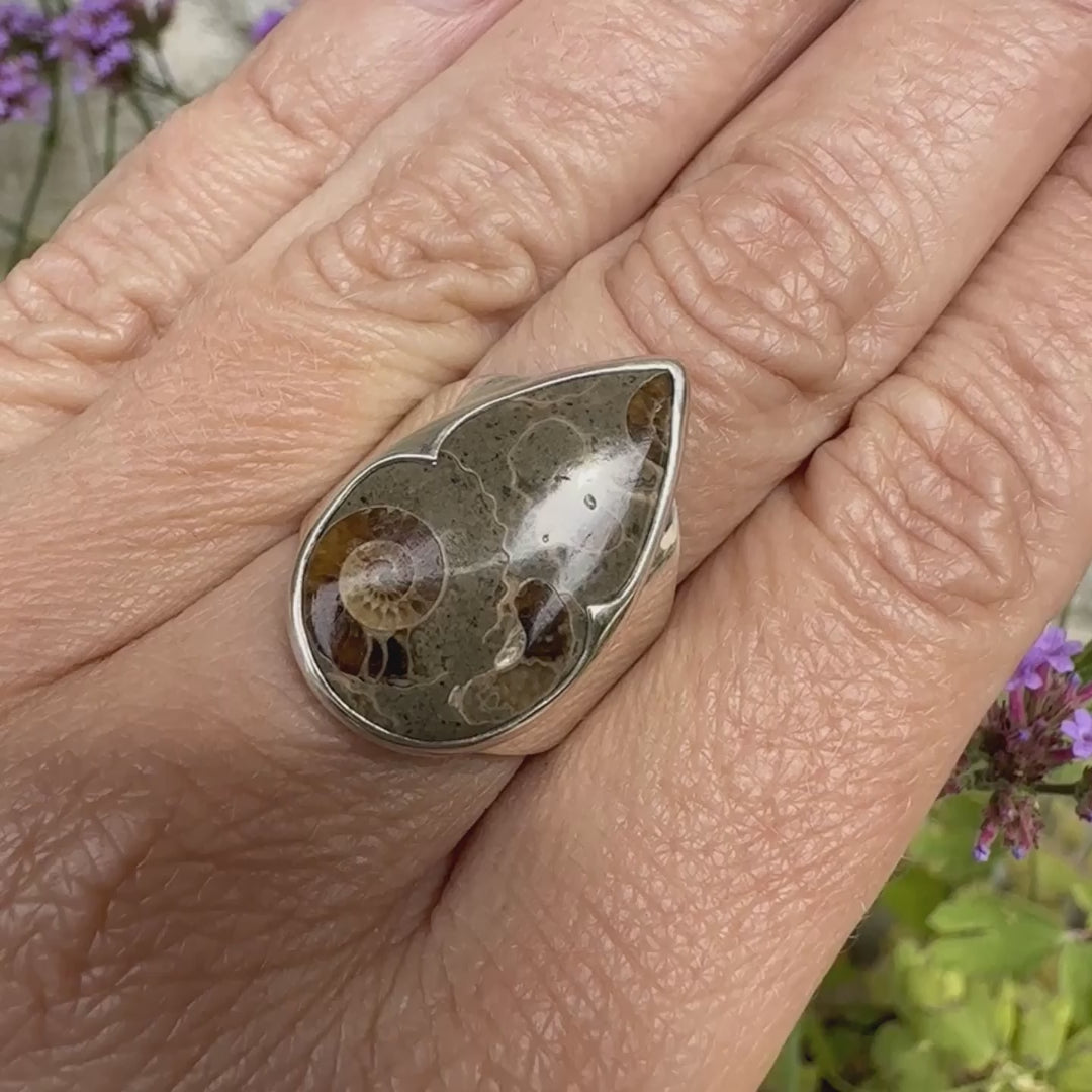 Bague pour femme en argent massif Bague en argent massif 925 sertie d'un marbre de Marston poire aux ammonites fossiles brun caramel sur fond gris taupe. Pierre fossile ornementale naturelle originaire Marston Magna, dans le Somerset en Angleterre. Bijoux uniques réalisé en taille 55 - Orcha jewelry