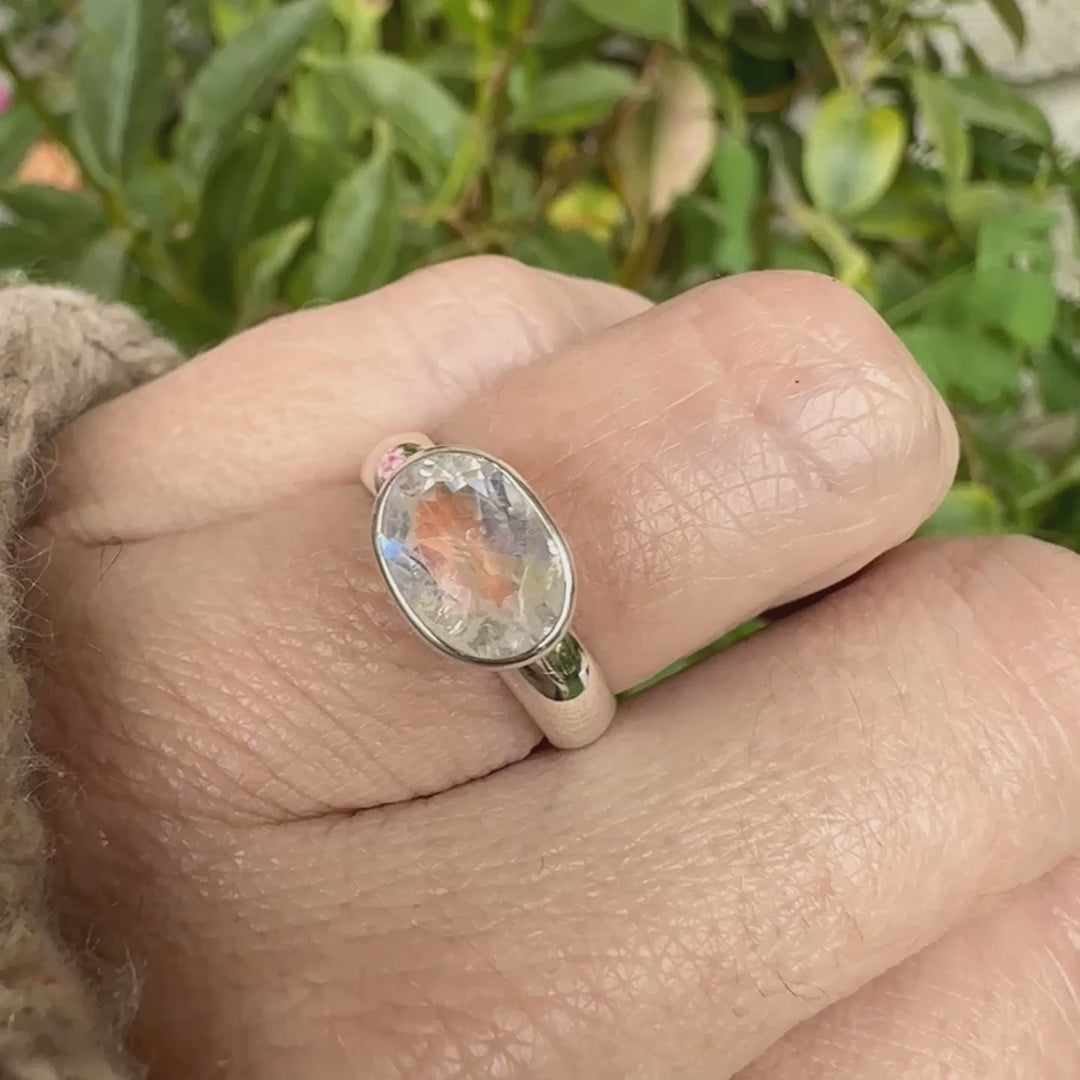 Bague cocktail pour femme en argent massif 925 sertie d'une pierre de lune de Madagascar taillée de 2,18 carats, pierre incolore aux reflets orangés et arc en ciel. Pierre transparente avec inclusions. Bijoux unique réalisé en taille 52 par Orcha Jewelry
