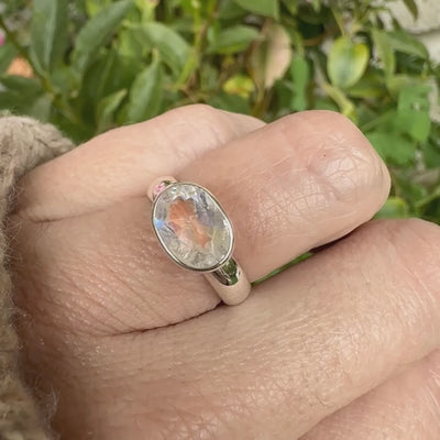 Bague cocktail pour femme en argent massif 925 sertie d'une pierre de lune de Madagascar taillée de 2,18 carats, pierre incolore aux reflets orangés et arc en ciel. Pierre transparente avec inclusions. Bijoux unique réalisé en taille 52 par Orcha Jewelry