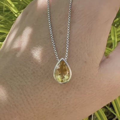 Collier solitaire pour femme en argent massif serti d'une Citrine. Pierre au nuance de couleur jaune doré lumineux, pierre facettée en forme de goutte, qualité transparente propre à l'oeil. Pendentif monté sur une chaine en argent sterling de type maille vénitienne de 1,3 mm d'épaisseur et de 40 cm de longueur. Bijoux unique, éthique et durable présenté dans un coffret de notre marque, prêt à offrir. Livraison offerte, certificat d'authenticité, service client. Par Orcha Jewelry