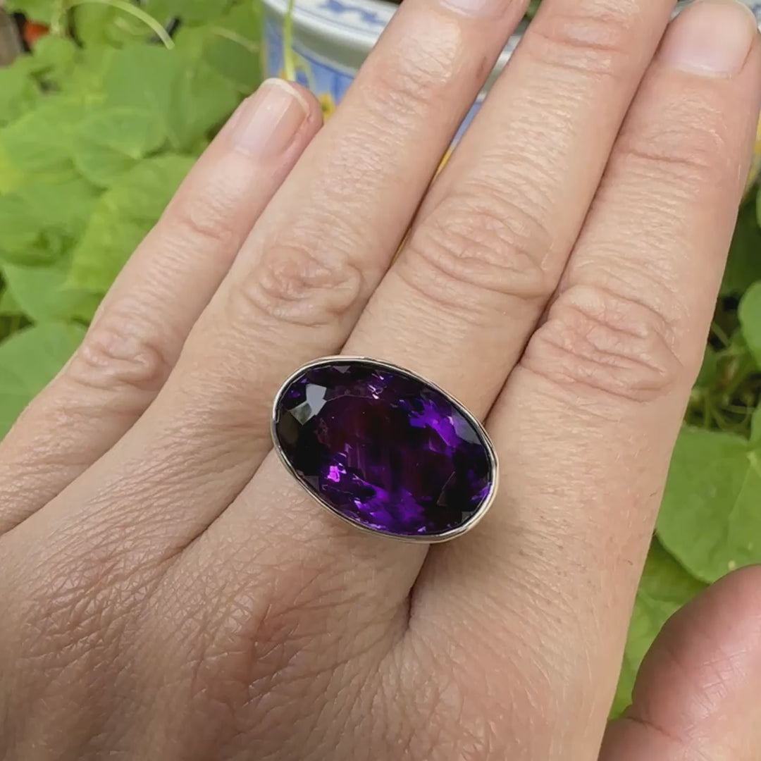 Bague cocktail pour femme en argent massif sertie d'une Améthyste. Pierre facettée de forme ovale de qualité transparente, propre à l'oeil. Pierre naturelle de couleur violette foncée aux légers reflets bleutés. Tailles 61. Bijoux unique, éthique et durable présenté dans un coffret de notre marque, prêt à offrir. Livraison offerte, certificat d'authenticité, service client.
