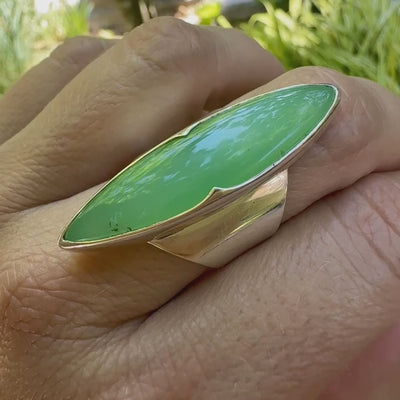 Bague marquise pour femme en argent massif, sertie d'un cabochon de Chrysoprase. Pierre vert pomme de qualité opaque. Bijoux unique réalisé en taille 58 par Orcha jewelry