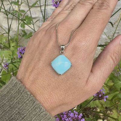 Pendentif en argent massif, sertie d'un cabochon d'opale bleue du Pérou de couleur bleu ciel clair. Pierre de forme carrée. Pierre opaque. Bijoux unique, éthique et durable présenté dans un coffret de notre marque, prêt à offrir. Livraison offerte, certificat d'authenticité, service client.