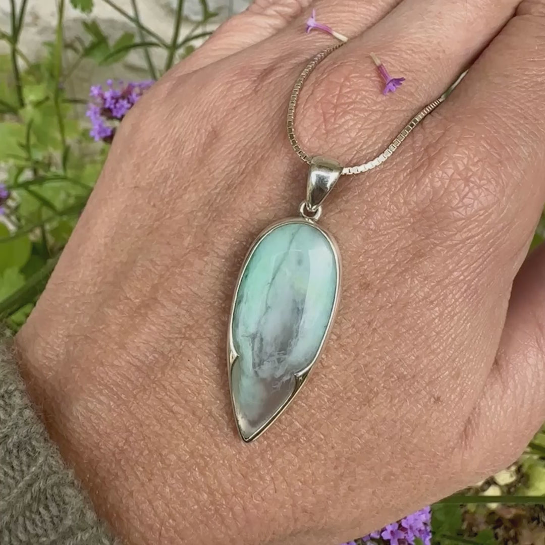 Pendentif pour femme et homme en argent massif, sertie d'un cabochon d'opale bleue du Pérou de couleur verte bleutée. Pierre en forme de goutte inversée. Pierre opaque et translucide. Bijoux unique, éthique et durable présenté dans un coffret de notre marque, prêt à offrir. Livraison offerte, certificat d'authenticité, service client.
