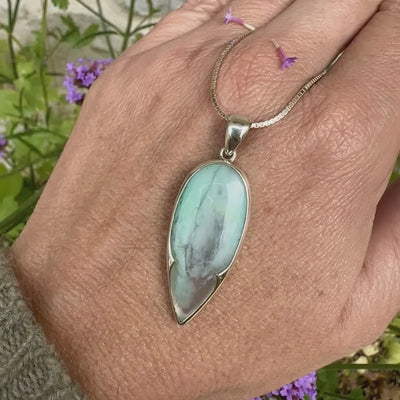 Pendentif pour femme et homme en argent massif, sertie d'un cabochon d'opale bleue du Pérou de couleur verte bleutée. Pierre en forme de goutte inversée. Pierre opaque et translucide. Bijoux unique, éthique et durable présenté dans un coffret de notre marque, prêt à offrir. Livraison offerte, certificat d'authenticité, service client.
