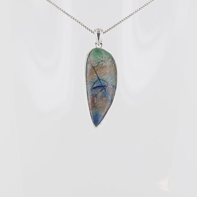 Pendentif en argent massif 925 avec azurite de Morenci, pierre naturelle aux reflets bleu intense, vert et cuivré, en forme de goutte allongée. Bijoux unique, éthique et durable présenté dans un coffret de notre marque, prêt à offrir. Livraison offerte, certificat d'authenticité, service client.