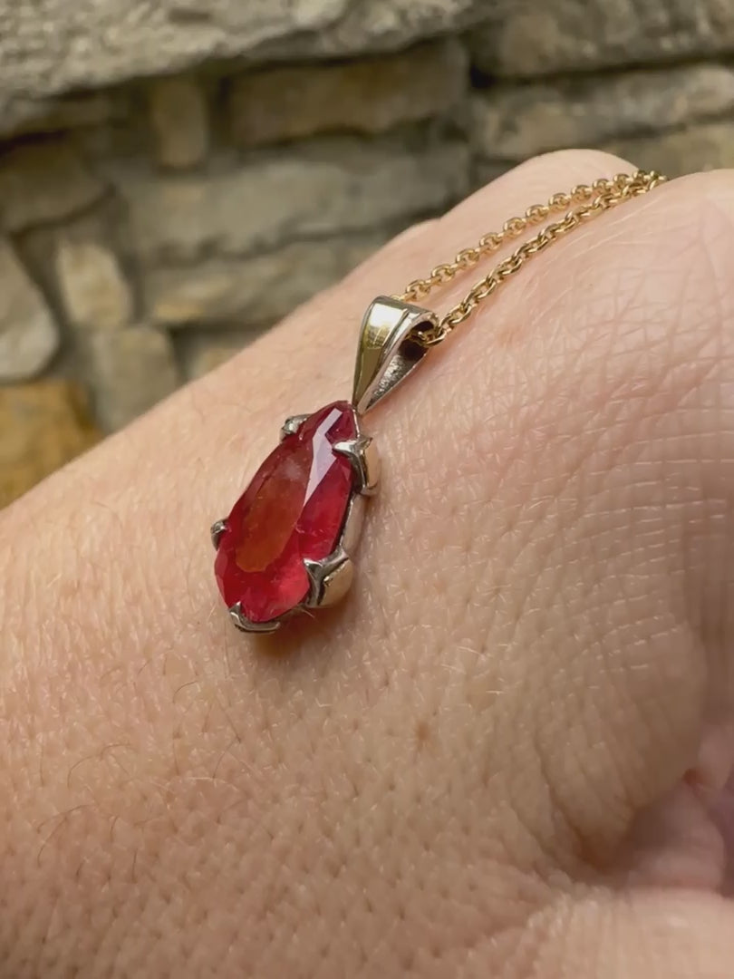 Pendentif pour femme en or jaune massif  9k serti d'une Rhodonite de qualité gemme. Pierre de couleur rouge coquelicot, transparente à inclusions. Pierre naturelle, ovale, taillée en cabochon facetté sur toute sa surface. Bijoux unique, éthique et durable présenté dans un coffret de notre marque, prêt à offrir. Livraison offerte, certificat d'authenticité, service client
