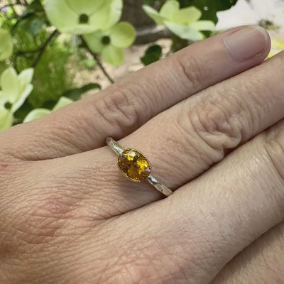 Vidéo d'une bague anneau pour femme en argent massif et or 12 k sertie d'un Saphir jaune orangé très lumineux. Pierre facettée de forme ovale, de qualité transparente, propre à l'oeil. Pierre chauffée et traitée au beryllium. Bijoux unique, éthique et durable présenté dans un coffret de notre marque, prêt à offrir. Livraison offerte, certificat d'authenticité, service client.