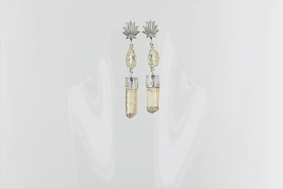 Boucles d’oreilles pendantes en argent : motif lotus au lobe, une citrine taillée en poire avec la pointe vers le haut et cristal brut de topaze impériale. Bijoux unique, éthique et durable présenté dans un coffret de notre marque, prêt à offrir. Livraison offerte, certificat d'authenticité, service client.
