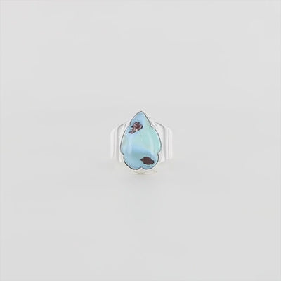 Bague de créateur en argent massif pour femme sertie d'une Turquoise Golden hill. Pierre cabochon en forme de goutte de qualité opaque. Pierre naturelle en camaïeu de bleu . Bague réalisée en taille 56. Bijoux unique, éthique et durable présenté dans un coffret de notre marque, prêt à offrir. Livraison offerte, certificat d'authenticité, service client.