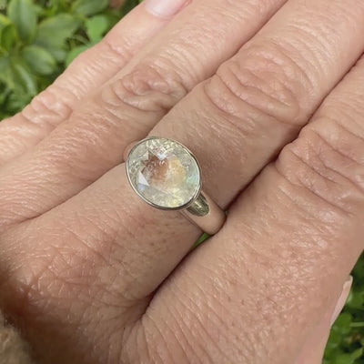 Bague cocktail pour femme en argent massif 925 sertie d'une pierre de lune arc en ciel de Madagascar taillée de 2,5 carats incolore aux reflets bleutés et arc en ciel. Pierre transparente avec inclusions. Bijoux unique réalisée en taille 56 par Orchajewelry