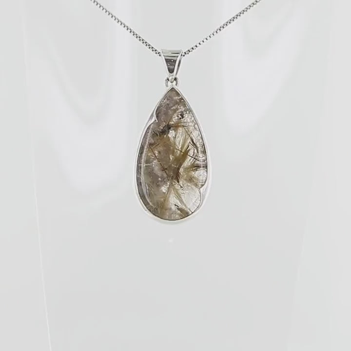 Pendentif en quartz rutile doré, monté en argent massif 925 avec un serti clos à pointe.
Une création au design affirmé, sculptée pour révéler l’éclat des inclusions dorées qui parcourent la pierre comme une pluie figée de lumière. Bijoux unique, éthique et durable présenté dans un coffret de notre marque, prêt à offrir. Livraison offerte, certificat d'authenticité, service client.