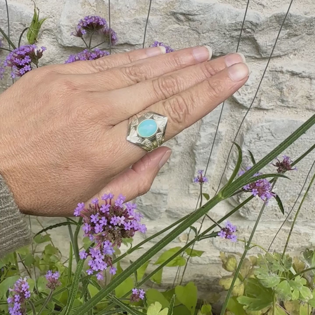 Bague pour femme en argent massif, sertie d'un cabochon d'opale bleue du Pérou de couleur bleu ciel turquoise. Pierre taillée de forme ovale de qualité opaque. Bijou unique réalisé en taille 60,5.