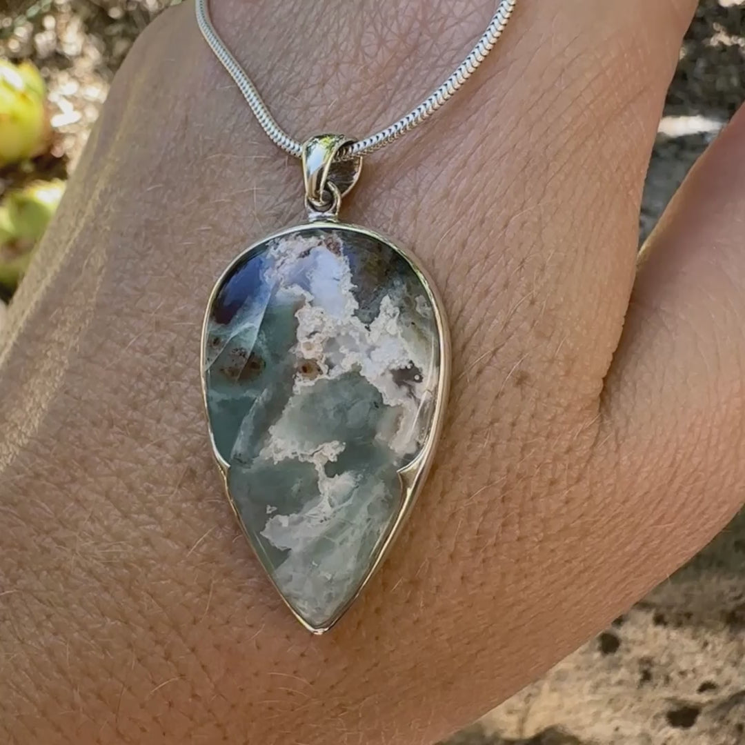 Pendentif goutte en argent massif, serti d'un cabochon de calcédoine bleue verte  Pierre paysage de qualité translucide et opaque comportant des inclusions. Bijoux unique par Orcha jewelry