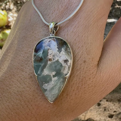 Pendentif goutte en argent massif, serti d'un cabochon de calcédoine bleue verte  Pierre paysage de qualité translucide et opaque comportant des inclusions. Bijoux unique par Orcha jewelry