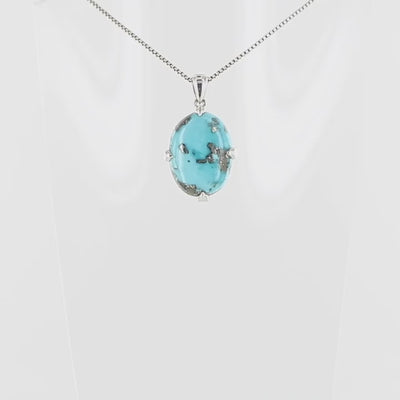 Pendentif pour homme et femme en argent massif serti d'une Turquoise à inclusion de Pyrite doré. Pierre cabochon de forme ovale serti de griffe. Bijoux unique, éthique et durable présenté dans un coffret de notre marque, prêt à offrir. Livraison offerte, certificat d'authenticité, service client