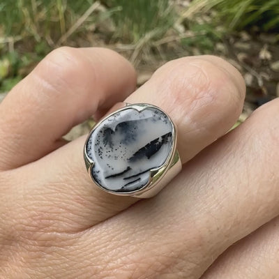 Bague pour femme en argent massif sertie d'un cabochon ovale d'agate dendritique de couleur blanc pur et noir. Pierre opaque translucide à inclusions paysages de dendrites de manganèse noires contrastées. Bijou unique réalisée en taille 54 par Orchajewelry