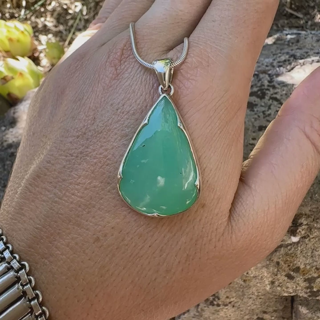 Pendentif pour femme en argent massif, sertie d'un cabochon de chrysoprase de couleur vert pomme. Cabochon de qualité translucide taillée en  forme de goutte. Bijoux unique par Orcha jewelry