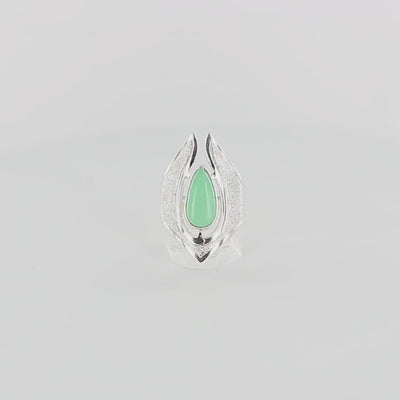 Bague de créateur pour femme en argent massif sertie d'une Chrysoprase. Pierre cabochon en forme de goutte de qualité opaque à translucide. Pierre naturelle de couleur vert  lumineux. bague réalisée en taille 55. Bijoux unique, éthique et durable présenté dans un coffret de notre marque, prêt à offrir. Livraison offerte, certificat d'authenticité, service client.