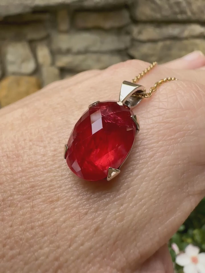 Pendentif pour femme en or jaune massif  9k serti d'une Rhodonite de qualité gemme de 16 carat. Pierre de couleur rouge coquelicot, transparente à inclusions. Pierre naturelle, ovale, taillée en cabochon facetté sur toute sa surface. Bijoux unique, éthique et durable présenté dans un coffret de notre marque, prêt à offrir. Livraison offerte, certificat d'authenticité, service client