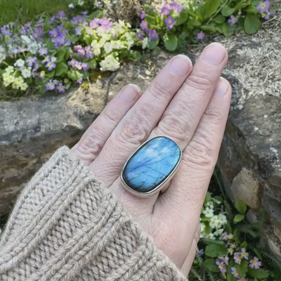 Bague unique pour femme en argent massif sertie d'une labradorite aux reflets bleus électrique selon la lumière. Pierre naturelle translucide présentant des inclusions fréquents sur ce type de pierre. Taille 60. Bijoux unique, éthique et durable présenté dans un coffret de notre marque, prêt à offrir. Livraison offerte, certificat d'authenticité, service client.