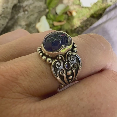 Bague en argent massif sculptées d'entrelacs de style celtique qui illustrent des papillons, sertie d'une Tanzanite. Pierre cabochon de forme ovale, de couleur bleu lavande foncé, de qualité transparente avec inclusions. Taille 56. Bijoux unique, éthique et durable présenté dans un coffret de notre marque, prêt à offrir. Livraison offerte, certificat d'authenticité, service client.
