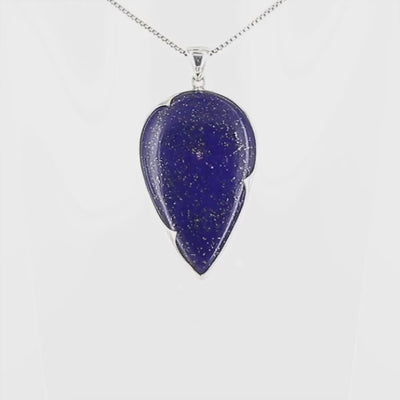 Pendentif artisanal en argent massif 925, serti d’un lapis-lazuli naturel en forme de goutte, souligné par un serti-clos à pointe sur-mesure épousant ses courbes. La pierre bleue intense est constellée de paillettes dorées de pyrite, typiques du lapis-lazuli de qualité. Monté sur une bélière sobre et solide ce pendentif évoque un ciel étoilé. Bijoux unique, éthique et durable présenté dans un coffret de notre marque, prêt à offrir. Livraison offerte, certificat d'authenticité, service client.