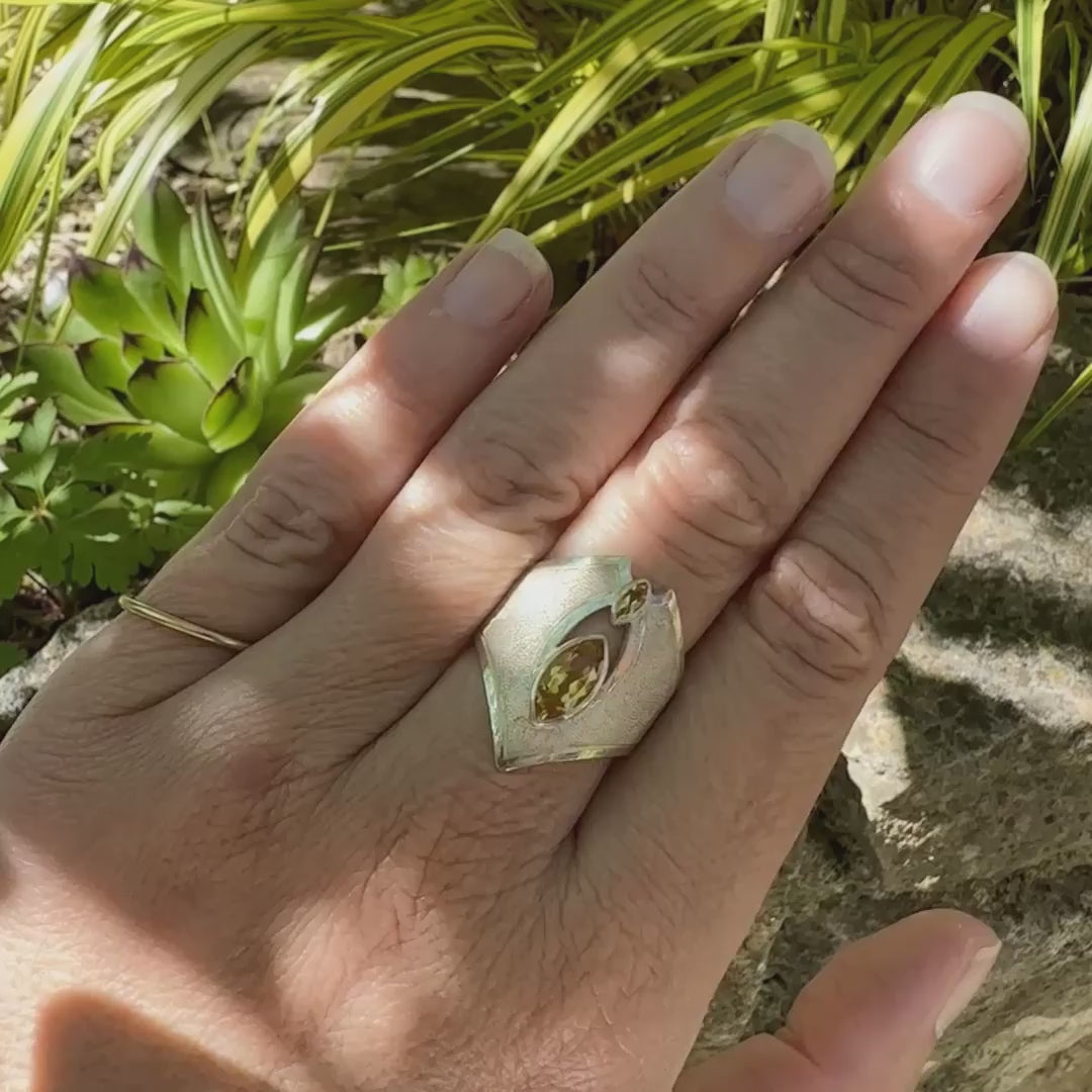 Grande bague contemporaine portée sur une main, pour femme, en argent massif sertie de Citrines. Pierre facettée en forme de marquise de qualité transparente, propre à l'oeil. Pierre naturelle de couleur jaune doré lumineux. Bijoux unique, éthique et durable présenté dans un coffret de notre marque, prêt à offrir. Livraison offerte, certificat d'authenticité, service client.