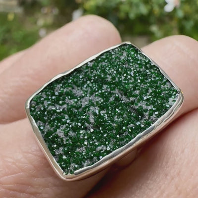 Bague en argent massif sertie d'un grenat Uvarovite brute. Pierre naturelle recouverte de cristaux scintillants de couleur verte. Bague réalisée en taille 55. Bijoux unique, éthique et durable présenté dans un coffret de notre marque, prêt à offrir. Livraison offerte, certificat d'authenticité, service client.