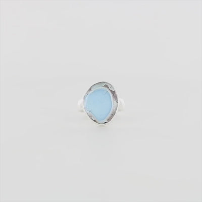Bague de créateur en argent massif pour femme sertie d'une Turquoise golden hill. Pierre cabochon de forme libre de qualité opaque. Pierre naturelle de couleur bleu ciel, gris et brun. Bague réalisée en taille 54. Bijoux unique, éthique et durable présenté dans un coffret de notre marque, prêt à offrir. Livraison offerte, certificat d'authenticité, service client.