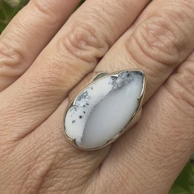 Bague pour femme en argent massif sertie d'un cabochon d'agate dendritique de couleur blanche et noire. Pierre translucide à inclusions paysages de manganèse contrastées. Bijou unique réalisée en taille 58 par Orcha Jewelry