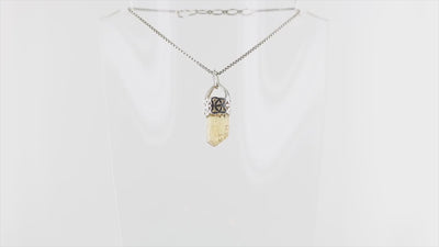 Pendentif fleur de vie pour femme en argent massif serti d'un cristal de topaze impériale de couleur jaune doré miel. Pierre brute transparente présentant des inclusions. Bijoux unique, éthique et durable présenté dans un coffret de notre marque, prêt à offrir. Livraison offerte, certificat d'authenticité, service client.