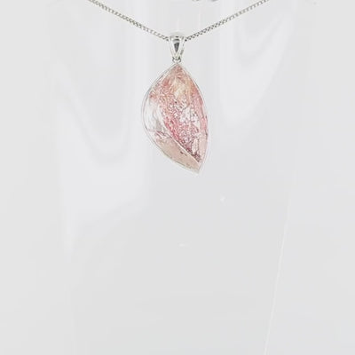 Pendentif pour femme en argent massif serti d'un Quartz Hématoïde transparent présentant de magnifiques inclusions de couleur orangées rouges. Bijoux unique, éthique et durable présenté dans un coffret de notre marque, prêt à offrir. Livraison offerte, certificat d'authenticité, service client.