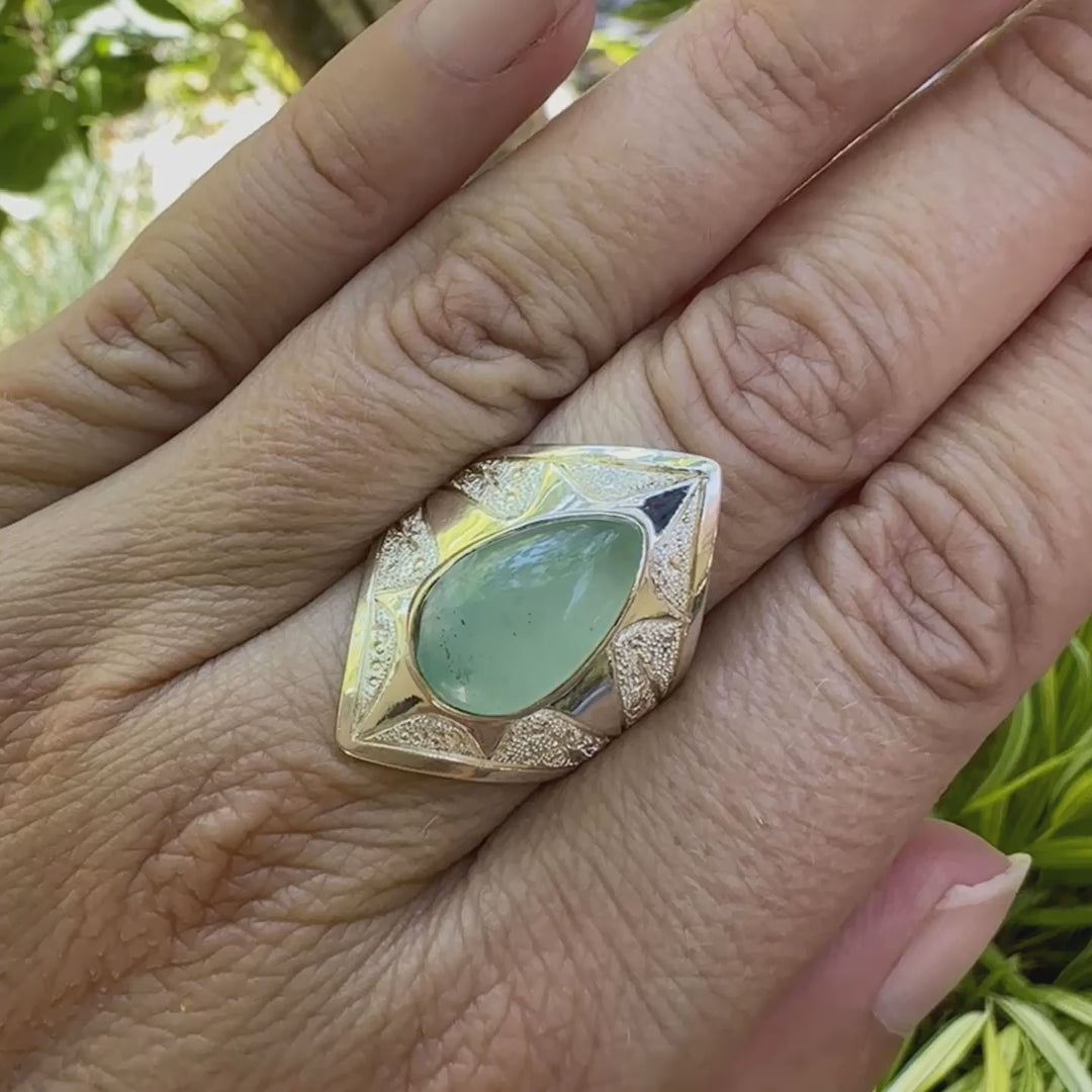 Bague étoile pour femme en argent massif, sertie d'un cabochon de calcédoine bleue verte. Pierre taillée de en forme de goutte. Pierre translucide. bijou unique réalisée en taille 59 par Orcha Jewelry