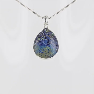 Pendentif artisanal en argent massif 925 serti d’une azurite de Morenci en forme de goutte, pierre naturelle aux nuances bleues, vertes. Le serti clos met en valeur cette pierre.  Bijoux unique, éthique et durable présenté dans un coffret de notre marque, prêt à offrir. Livraison offerte, certificat d'authenticité, service client.