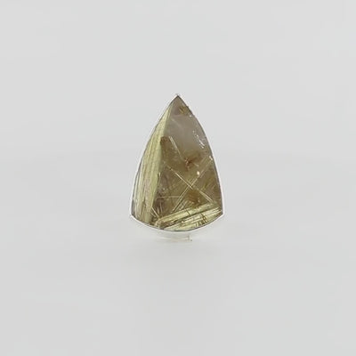 Grande bague en argent massif ornée d’un quartz rutile doré taillé en forme de bouclier allongé, aux inclusions fibreuses dorées bien visibles, formant un motif graphique complexe sous la surface brillante de la pierre. Le serti lisse suit fidèlement les contours de la gemme, mettant en valeur sa transparence et ses reflets dorés.  Bijoux unique, éthique et durable présenté dans un coffret de notre marque, prêt à offrir. Livraison offerte, certificat d'authenticité, service client.
