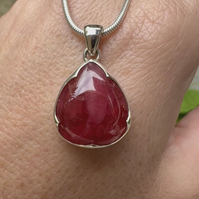 Pendentif pour femme en argent massif  serti d'une Rhodonite de belle qualité. Pierre de couleur rouge coquelicot, opaque à inclusions. Pierre naturelle, en forme de goutte, taillée en cabochon. Bijoux unique, éthique et durable présenté dans un coffret de notre marque, prêt à offrir. Livraison offerte, certificat d'authenticité, service client