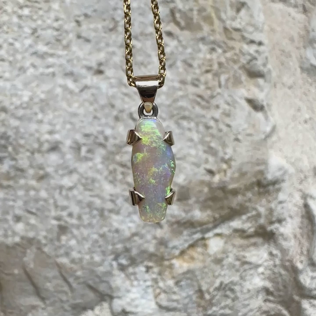Pendentif pour femme en or 9k et argent massif serti d'une opale cristal aux feux étoilés multicolores à dominantes vert et jaune. Cabochon de 3 carat de forme libre de qualité translucide. Opale australienne. Bijou unique réalisé par Orchajewelry