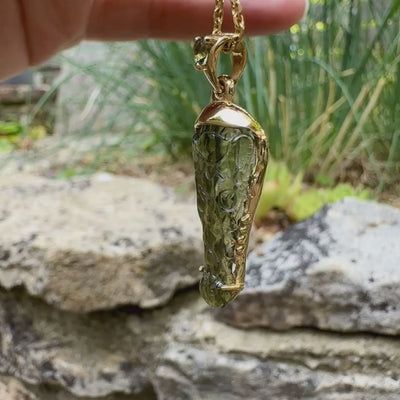 Pendentif pour homme en or 18k serti d'une moldavite sculptée en tête de crocodile. Pierre naturelle de couleur verte kaki translucide. Bijoux unique par Orcha jewelry