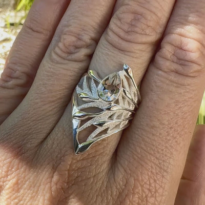 Grande Bague Jungle illustrant un feuillage tropicale, pour femme, en argent massif sertie d'une Topaze blanche facettée en forme de goutte. Pierre incolore, très lumineuse et propre à l'oeil. Disponible en plusieurs tailles. Bijoux unique, éthique et durable présenté dans un coffret de notre marque, prêt à offrir. Livraison offerte, certificat d'authenticité, service client.