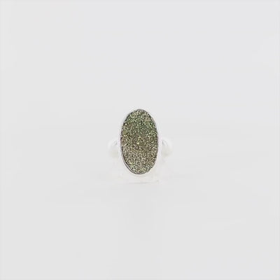 Bague en argent massif sertie d'une pyrite brute avec ses cristaux. Pierre naturelle de couleur doré, scintillante. bague réalisée en taille 54. Bijoux unique, éthique et durable présenté dans un coffret de notre marque, prêt à offrir. Livraison offerte, certificat d'authenticité, service client.