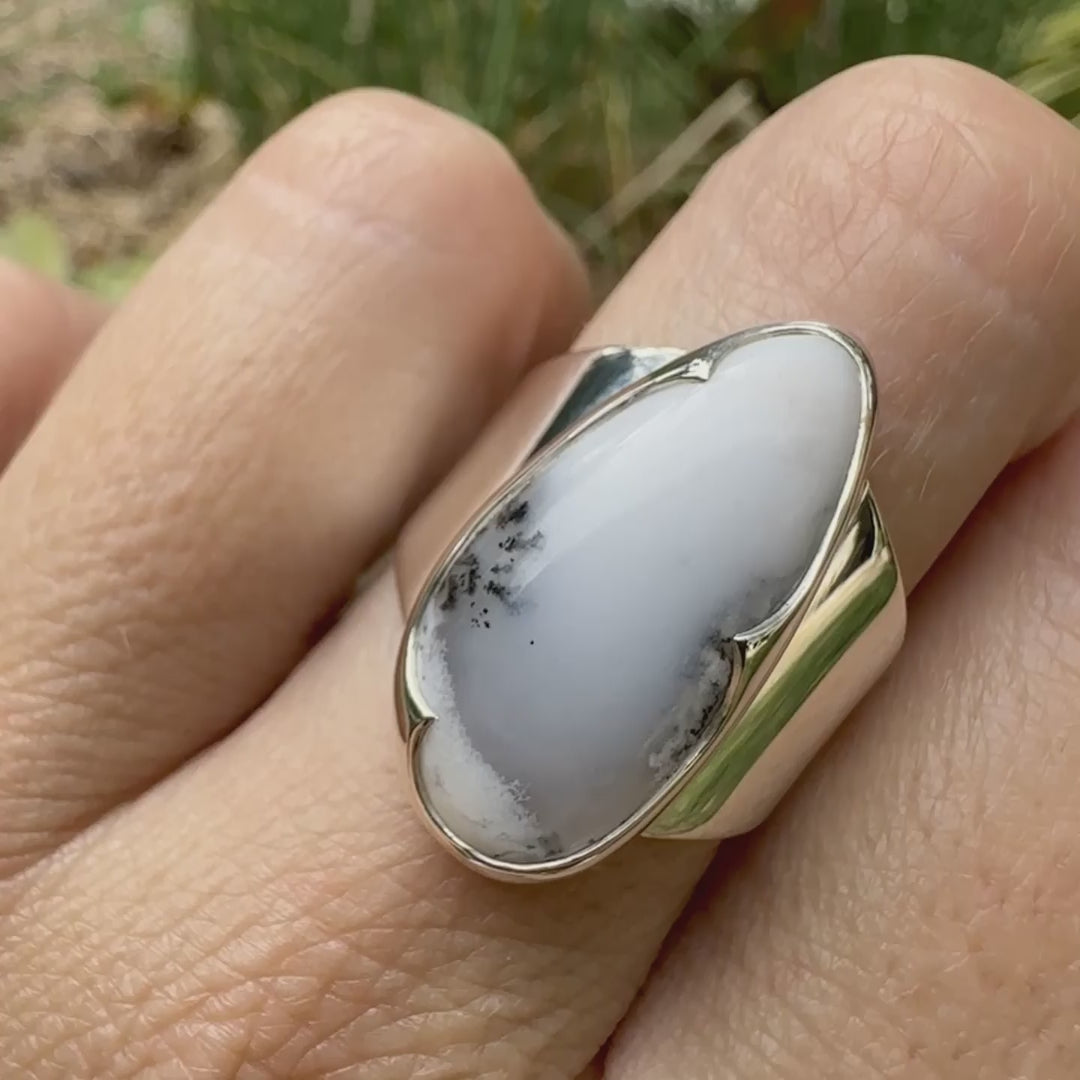 Bague pour femme en argent massif sertie d'un cabochon ovale d'agate dendritique de couleur blanc pur et noir. Pierre opaque translucide à inclusions paysages de dendrites de manganèse noires contrastées. Bijou unique réalisée en taille 60 par Orchajewelry