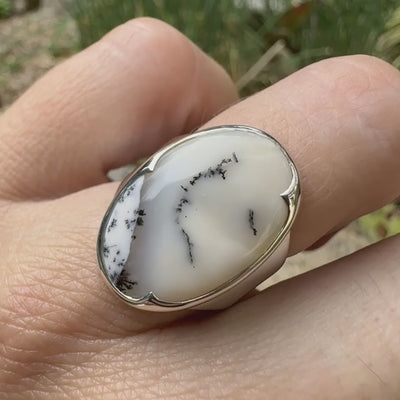 Bague pour femme en argent massif sertie d'un cabochon ovale d'agate dendritique de couleur blanc pur et noir. Pierre opaque translucide à inclusions paysages de dendrites de manganèse noires contrastées. Bijou unique réalisé en taille 54 par Orchajewelry