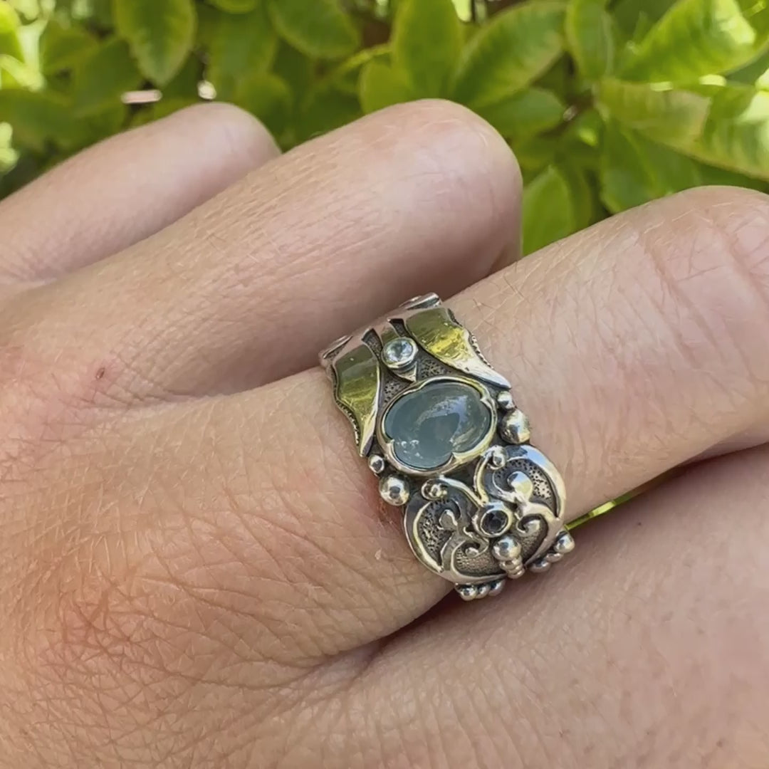 Bague anneau pour homme en argent massif d'inspiration celtique, médiévale. Bague sertie d'un cabochon d'aigue-marine de couleur bleu gris. Pierre  translucide propre à l'oeil. Bijou unique réalisé en taille 58. 