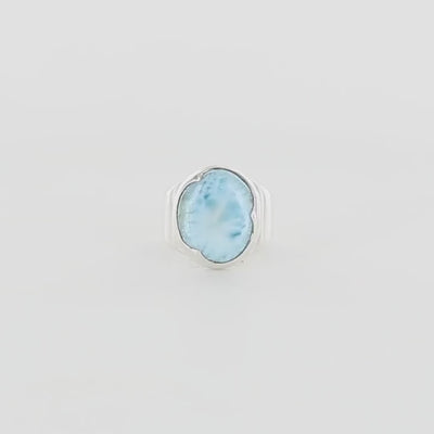 Bague artisanale en argent sterling 925 sertie d'une pierre naturelle de larimar bleu intense de République Dominicaine. La gemme ovale présente des nuances bleu caraïbe profondes avec des veines blanches nacrées rappelant les vagues océaniques. Sertissage clos à pointe donnant du caractère à ce bijou. Bague  Taille 54. Bijou unique, éthique et durable présenté dans un coffret de notre marque, prêt à offrir. Livraison offerte, certificat d'authenticité, service client.
