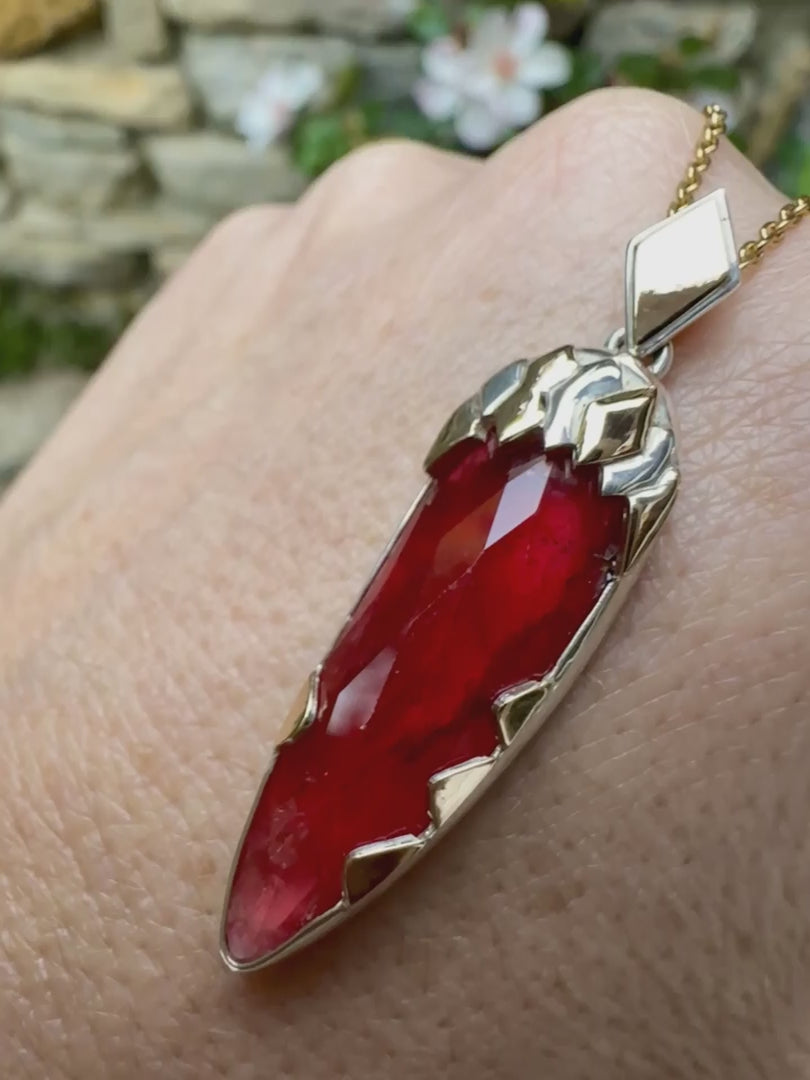 Pendentif pour femme en or jaune massif  14k serti d'une Rhodonite de qualité gemme de 24 carats. Pierre de couleur rouge coquelicot, transparente à inclusions. Pierre naturelle, ovale, taillée en cabochon facetté sur toute sa surface. Bijoux unique, éthique et durable présenté dans un coffret de notre marque, prêt à offrir. Livraison offerte, certificat d'authenticité, service client