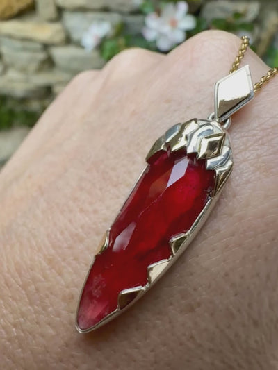 Pendentif pour femme en or jaune massif  14k serti d'une Rhodonite de qualité gemme de 24 carats. Pierre de couleur rouge coquelicot, transparente à inclusions. Pierre naturelle, ovale, taillée en cabochon facetté sur toute sa surface. Bijoux unique, éthique et durable présenté dans un coffret de notre marque, prêt à offrir. Livraison offerte, certificat d'authenticité, service client