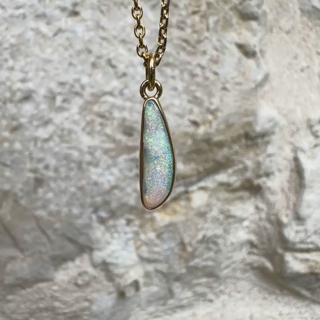 Pendentif pour femme en or jaune massif 18k serti d'une opale cristal aux feux étoilés multicolores à dominantes vert turquoises. Cabochon de 1 carat taille en forme de goutte de qualité transparente. Bijou unique réalisé par Orchajewelry