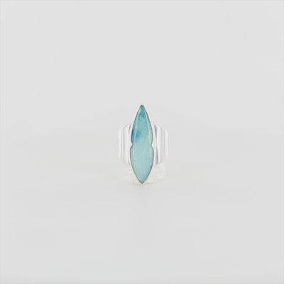 
Bague marquise contemporaine pour femme en argent massif sertie d'une Afghanite. Pierre cabochon transparente naturelle de couleur bleu clair et foncé. Taille 56. Bijoux unique, éthique et durable présenté dans un coffret de notre marque, prêt à offrir. Livraison offerte, certificat d'authenticité, service client.